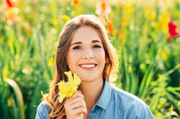 Außenansicht Porträt Der Schönen Jungen Mädchen Mit Gladiolenblume — Stockfoto