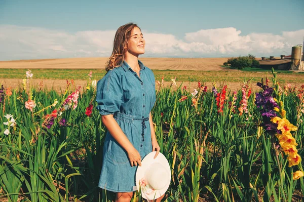 Ritratto All Aperto Una Bella Ragazza Campagna Vestita Denim — Foto Stock