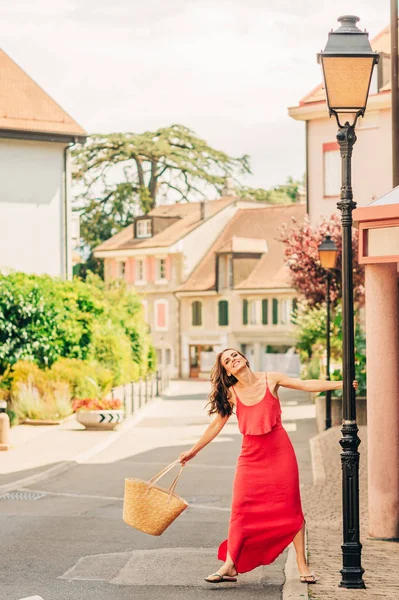 Retrato Verano Mujer Feliz Con Hermoso Estilo Pelo Vestido Rojo — Foto de Stock
