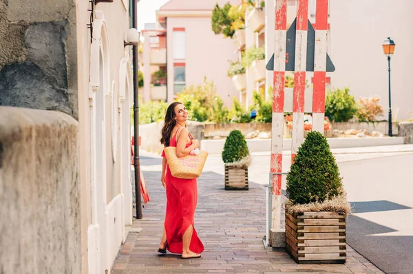 Ritratto Estivo Donna Felice Con Bella Acconciatura Vestita Rosso Che — Foto Stock