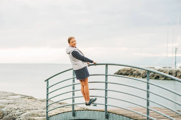 Linda Niña Jugando Junto Lago Día Frío Con Vestido Estilo — Foto de Stock