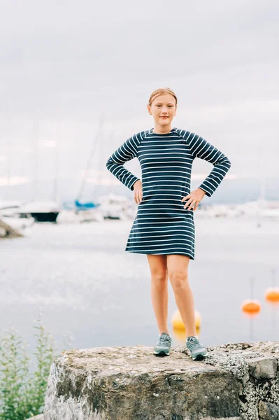 Menina Bonita Jogando Junto Lago Dia Frio Vestindo Vestido Estilo — Fotografia de Stock