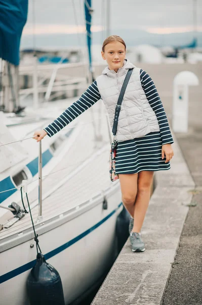 Menina Bonita Jogando Junto Lago Dia Frio Vestindo Vestido Estilo — Fotografia de Stock