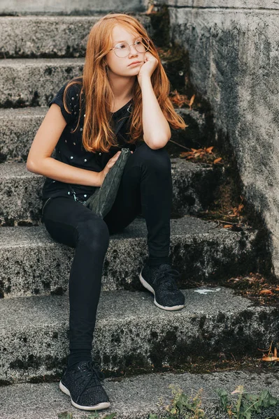 Sehr Trauriges Teenager Mädchen Sitzt Auf Der Treppe Und Schaut — Stockfoto