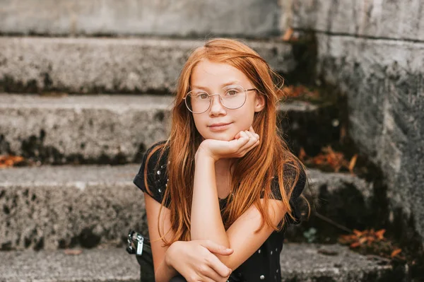 眼鏡をかけた赤い髪の甘い少女の屋外の肖像画 — ストック写真