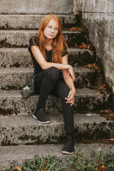 Außenporträt Eines Süßen Kleinen Mädchens Mit Roten Haaren Das Eine — Stockfoto