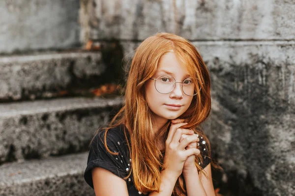 Ritratto All Aperto Dolce Bambina Con Capelli Rossi Indossando Occhiali — Foto Stock