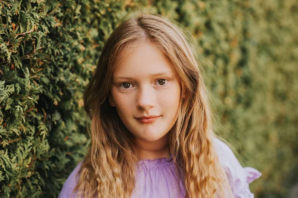 Utomhus Porträtt Bedårande Kid Girl Grön Bakgrund — Stockfoto
