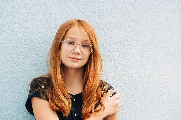 眼鏡をかけた赤い髪の甘い少女の屋外の肖像画 — ストック写真