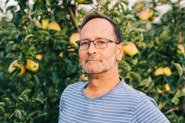 Člověk Farmář Pózný Jablečným Sadu Oblečený Trička Brýlí — Stock fotografie