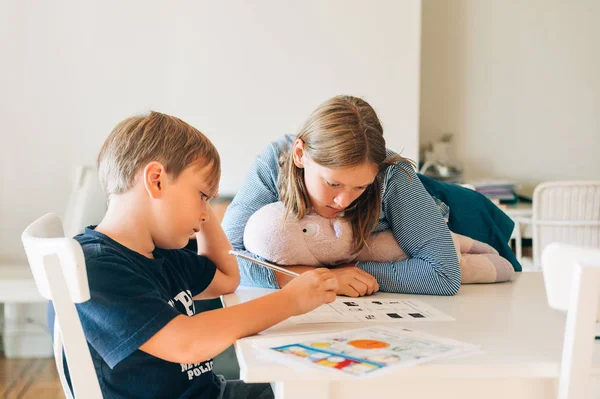 Hermana Mayor Ayudando Hermanito Con Tarea Escolar —  Fotos de Stock