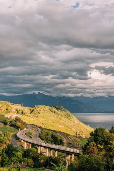 位于瑞士法兰的高速公路 日内瓦湖和阿尔卑斯山的壮丽景色 — 图库照片