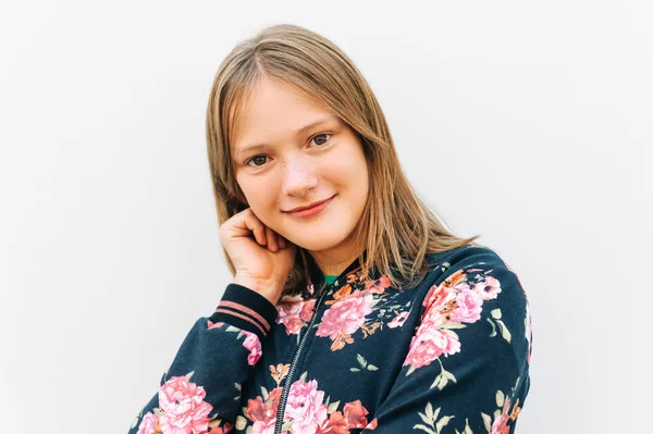Utomhus Porträtt Bedårande Liten Flicka Vit Bakgrund Mode För Barn — Stockfoto