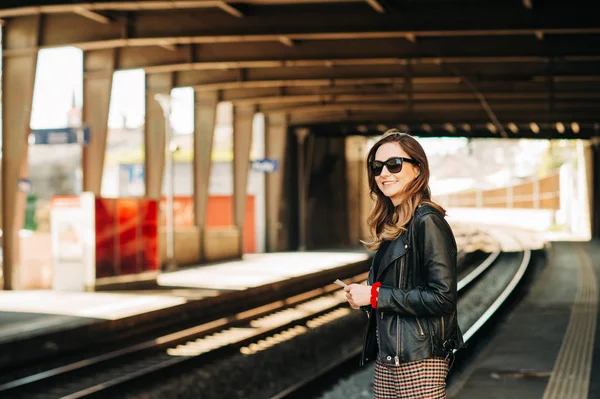 在火车站等火车的年轻女子 — 图库照片