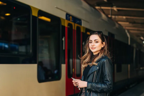 Молодая Женщина Ждет Поезд Вокзале — стоковое фото