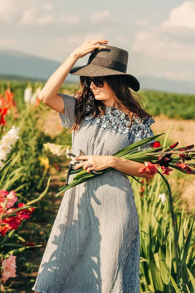 Чудова Молода Жінка Збирає Квіти Полі Одягнена Літню Сукню Чорний — стокове фото