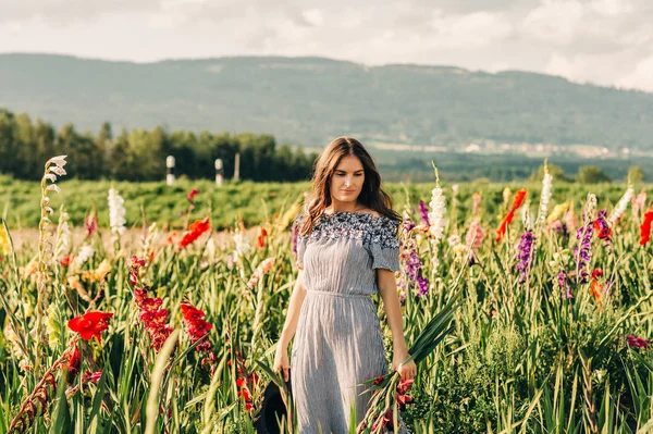 Gorgeous Ung Kvinna Plockar Blommor Ett Fält Klädd Sommarklänning Svart — Stockfoto