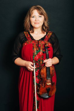 Keman, siyah arka plan ile güzel kadın Stüdyo portre