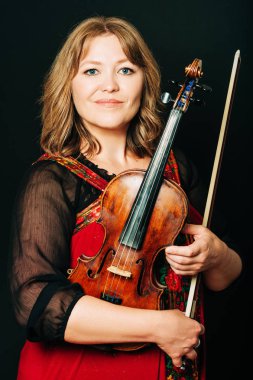 Keman, siyah arka plan ile güzel kadın Stüdyo portre