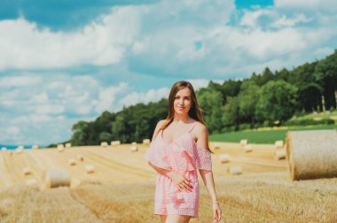 Kırsal alanda güzel genç kadının dış mekan portresi