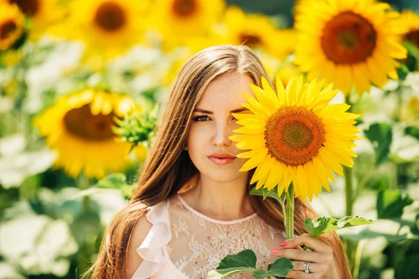 Außenporträt Einer Schönen Jungen Frau Mit Sonnenblumen Gesundheit Und Lebensstil — Stockfoto