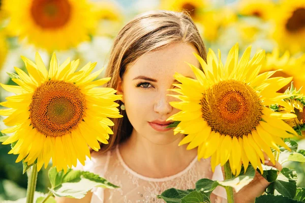 Außenporträt Einer Schönen Jungen Frau Mit Sonnenblumen Gesundheit Und Lebensstil — Stockfoto