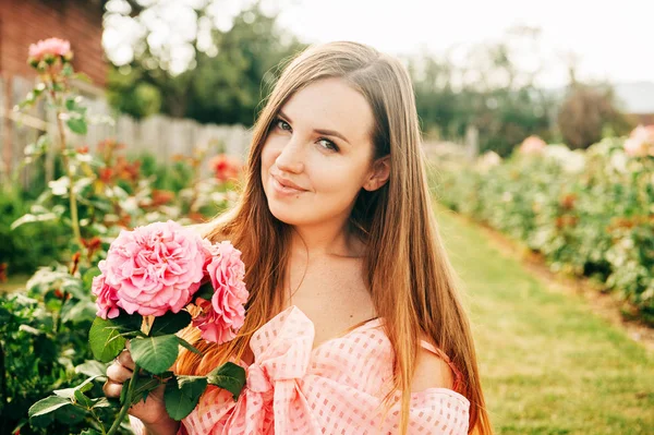 Außenporträt Einer Jungen Schönen Frau Sommergarten — Stockfoto