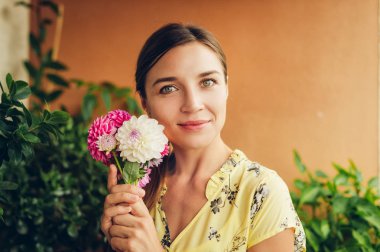 Renkli krizantem çiçek küçük buket ile güzel genç kadının romantik portre