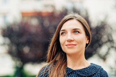 Uzun kahverengi saçlı çekici genç kadının dış portresi