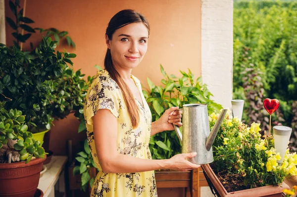 Porträt Einer Schönen Frau Die Grüne Pflanzen Auf Dem Balkon — Stockfoto