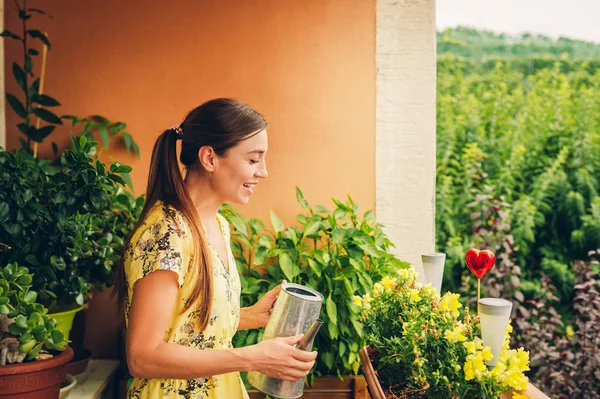 Portrét Krásné Ženy Zalévání Zelených Rostlin Balkóně Malá Útulná Zahrada — Stock fotografie