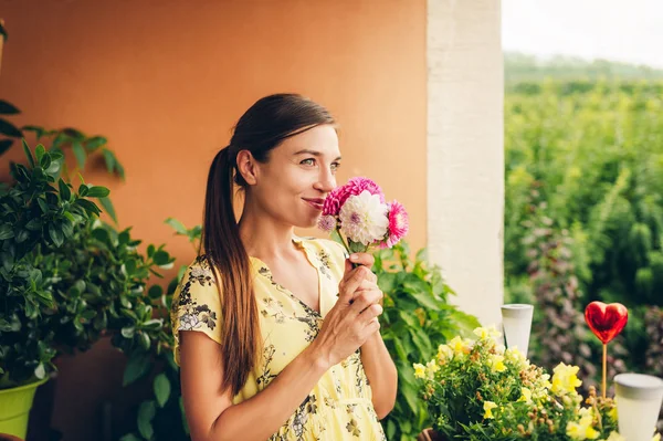 カラフルな菊の花の小さな花束を持つ美しい若い女性のロマンチックな肖像画 — ストック写真