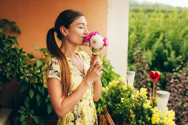 Романтичний Портрет Красивої Молодої Жінки Маленьким Букетом Барвистих Квітів Хризантеми — стокове фото