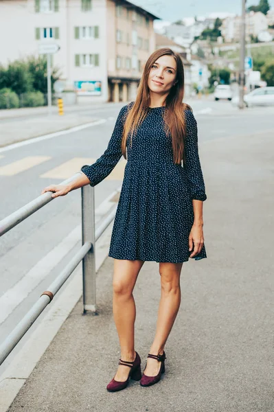 Retrato Aire Libre Mujer Hermosa Feliz Con Mini Vestido — Foto de Stock