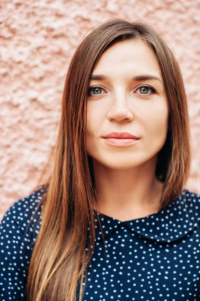 Portrait Extérieur Une Jolie Jeune Femme Aux Longs Cheveux Bruns — Photo