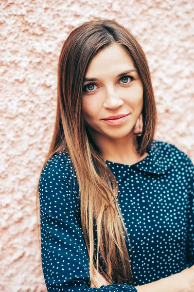 Portrait Extérieur Une Jolie Jeune Femme Aux Longs Cheveux Bruns — Photo