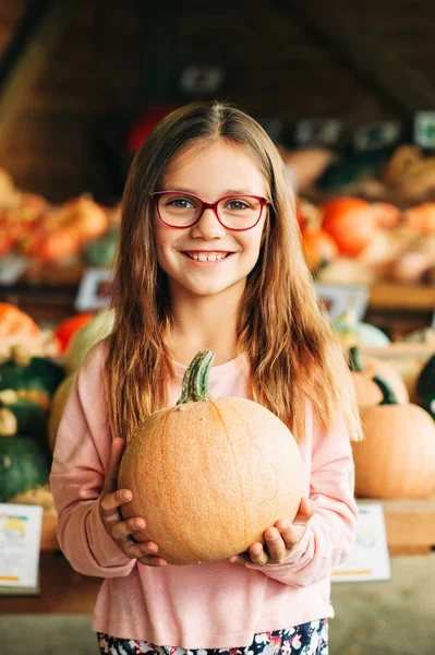 Adorable Little Girl Choosing Halloween Pumpkin Farm Market — Stock Photo, Image