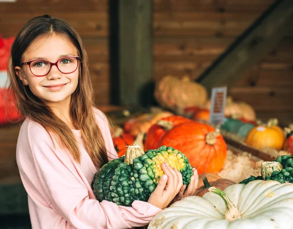 Entzückendes Kleines Mädchen Wählt Halloween Kürbis Auf Dem Bauernmarkt — Stockfoto