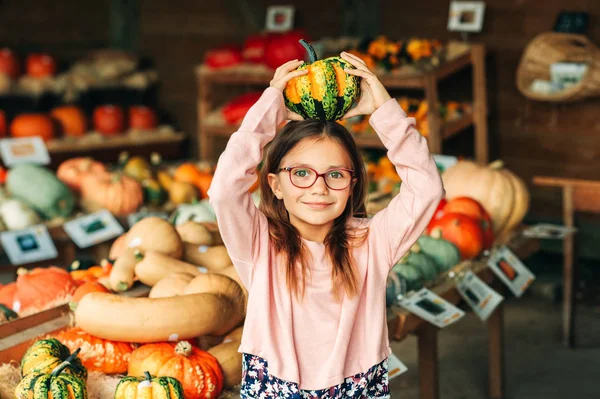 Entzückendes Kleines Mädchen Wählt Halloween Kürbis Auf Dem Bauernmarkt — Stockfoto