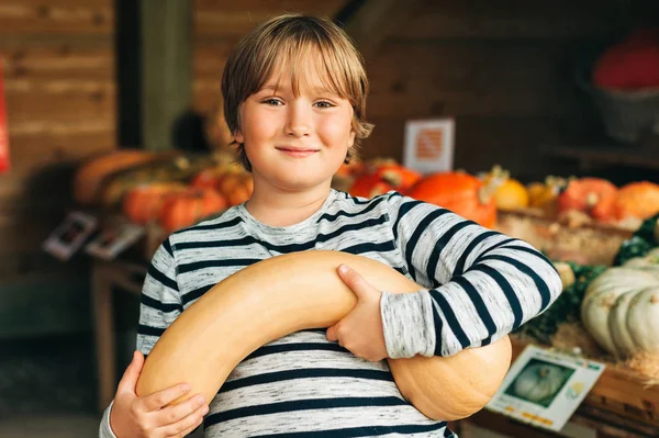 Schattig Jongetje Halloween Pompoen Boerderij Markt Kiezen — Stockfoto