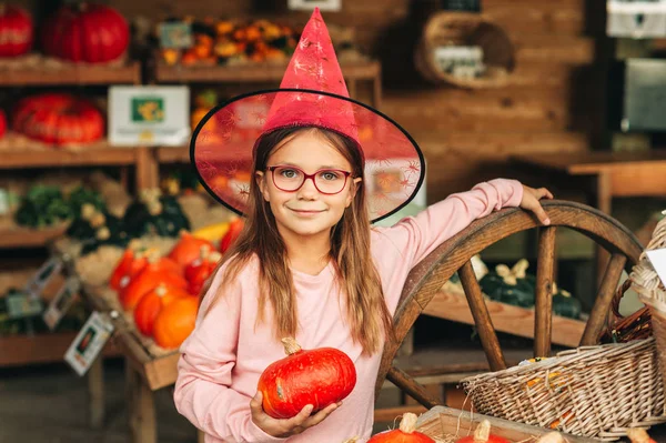 Entzückendes Kleines Mädchen Wählt Halloween Kürbis Auf Dem Bauernmarkt — Stockfoto