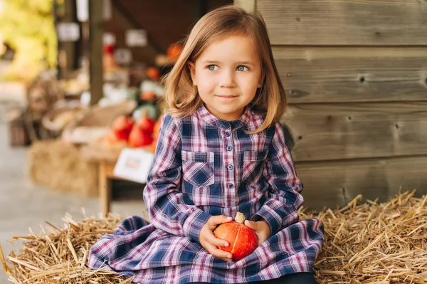 Entzückende Kleine Mädchen Wahl Halloween Kürbis Auf Dem Bauernmarkt — Stockfoto