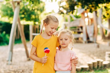 Abla küçük üzgün kız, aile sevgisi ve destek, dostluk kadar tezahürat