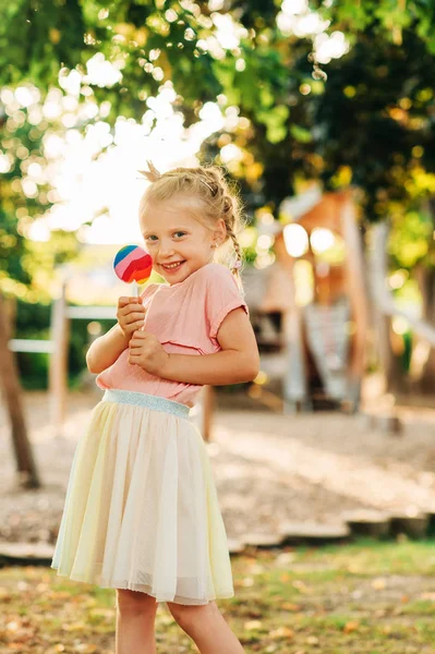 Portrait Extérieur Drôle Petite Fille Avec Sucette Bonbons Dans Parc — Photo