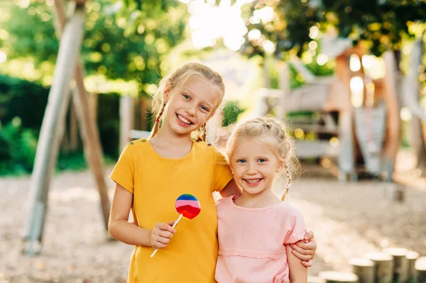 Två Lyckliga Små Flickor Sommarpark Två Systrar Playground — Stockfoto