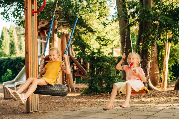 Sjove Børn Leger Legepladsen Små Piger Har Det Sjovt Swing - Stock-foto
