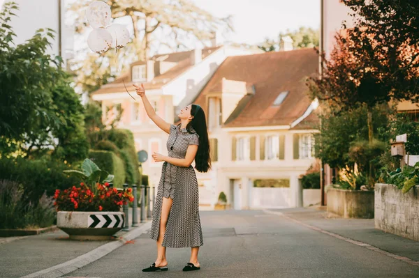 Schöne Junge Frau Mit Brünetten Wellenhaaren Schwarz Weißes Kleid Goldene — Stockfoto