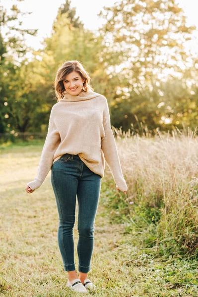 Retrato Aire Libre Una Hermosa Joven Parque Con Cálido Jersey — Foto de Stock