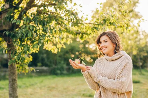 Utomhus Porträtt Vacker Ung Kvinna Parken Klädd Varm Stickad Tröja — Stockfoto