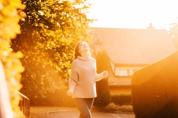 Gyllene Timmen Porträtt Vacker Ung Kvinna Bär Varm Mysig Stickad — Stockfoto